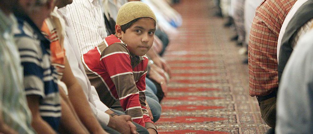 Ein Junge in einer Moschee in Köln während des islamischen Fastenmonats Ramadan. 