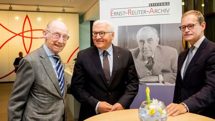 Edzard Reuter, Sohn von Ernst Reuter, Bundespräsident Frank-Walter Steinmeier, und Michael Müller beim Auftakt der Gedenkfeier.