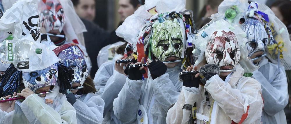 Teilnehmer des politisch-satirischen Umzugs "Prager Fasnacht" ziehen am 17. November durch die Prager Innenstadt. 
