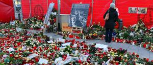 Berliner und Besucher legen noch immer Blumen und Lichter nieder, um der Opfer zu gedenken.