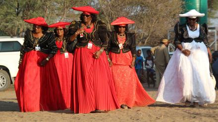 Nachkommen der Herero am Rand der Omaheke-Wüste in Namibia.