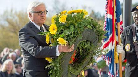 Außenminister Frank-Walter Steinmeier legt zum Gedenken an die Toten des KZ Sachsenhausen einen Kranz nieder.
