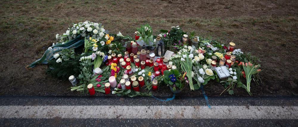 Blumen und Kerzen stehen an dem Tatort, an dem zwei Polizeibeamte bei einer Verkehrskontrolle erschossen wurden.