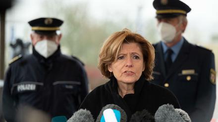 Die rheinland-pfälzische Ministerpräsidentin Malu Dreyer hat am Freitag der getöteten Polizisten gedacht.
