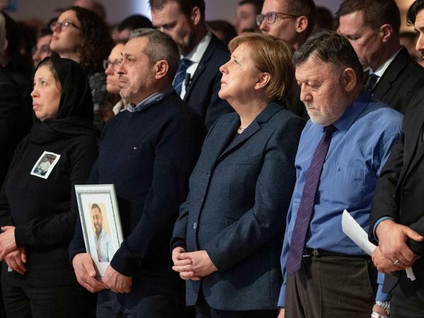 Bundeskanzlerin Angela Merkel (CDU) und Angehörige der Opfer nehmen an der Gedenkfeier teil.