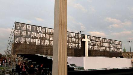 Das drei Meter hohe Holzkreuz erinnert an die Opfer des Flugzeugabsturzes und ist für die Kaczynski-Anhänger zur Pilgerstätte geworden.