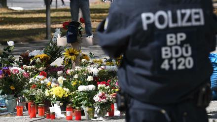 Blumen und Kerzen am Tatort, wo ein 35-jähriger Deutscher bei einer Messerattacke getötet wurde.