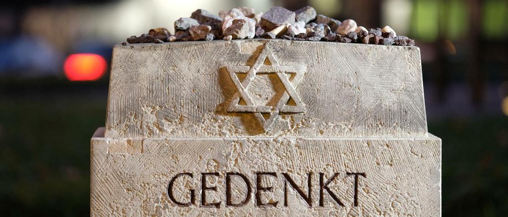 Ein Gedenkstein in Leipzig erinnert an eine Synagoge, die 1938 zerstört wurde. Am 9. November wird an die Reichspogromnacht vor 80 Jahren erinnert.