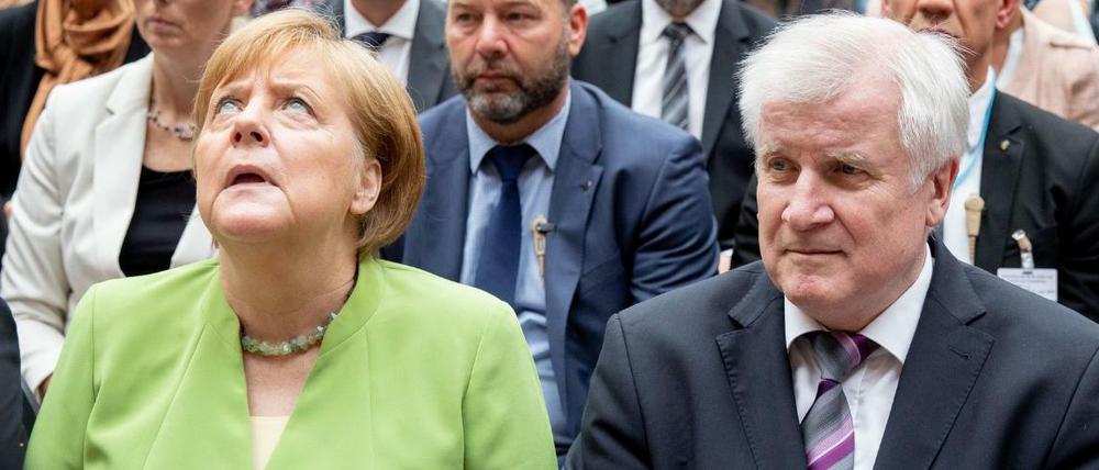 Herr hilf. Kanzlerin Merkel und Innenminister Seehofer