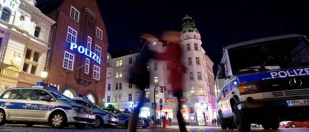 Die Hamburger Polizei deklariert die Innenstadt zum "Gefahrengebiet" und führt verdachtsunabhängige Kontrollen durch.
