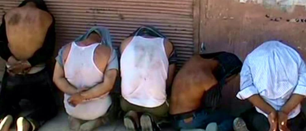 Ein Standbild aus einer Fernsehaufzeichnung, am 03.08.2012 von der offiziellen Syrisch-Arabischen-Nachrichtenagentur (SANA) zur Verfügung gestellt, zeigt fünf von Regierungstruppen gefangen genommene Männer die angeblich bewaffnet gewesen sein sollen.