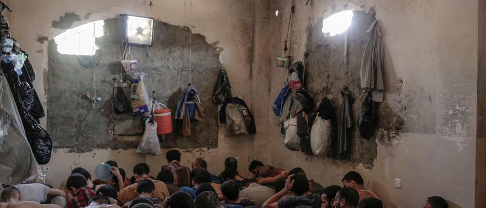 Verdächtigte Mitglieder des irakischen Staates werden in einem Gefängnis bei Mossul zusammengehalten. 