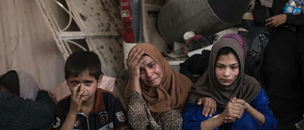 Irakische Zivilisten, die auf der Flucht sind, sitzen in einem Haus in Mossul und warten darauf aus der Stadt in Sicherheit gebracht zu werden. 