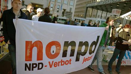 Gegendemonstranten protestieren am Donnerstag gegen eine Versammlung der NPD auf dem Potsdamer Platz.