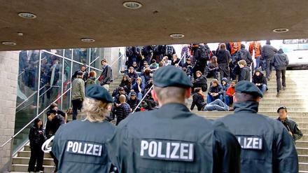 Polizisten stehen in Dortmund linken Gegendemonstranten gegenüber.