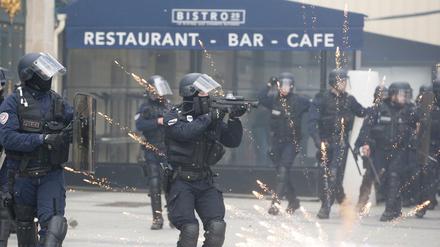 Polizisten am Samstag in Paris