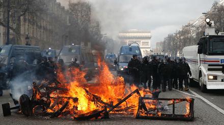 Eine Barrikade brennt bei "Gelbwesten"-Protesten am 16. März auf den Champs-Elysees.