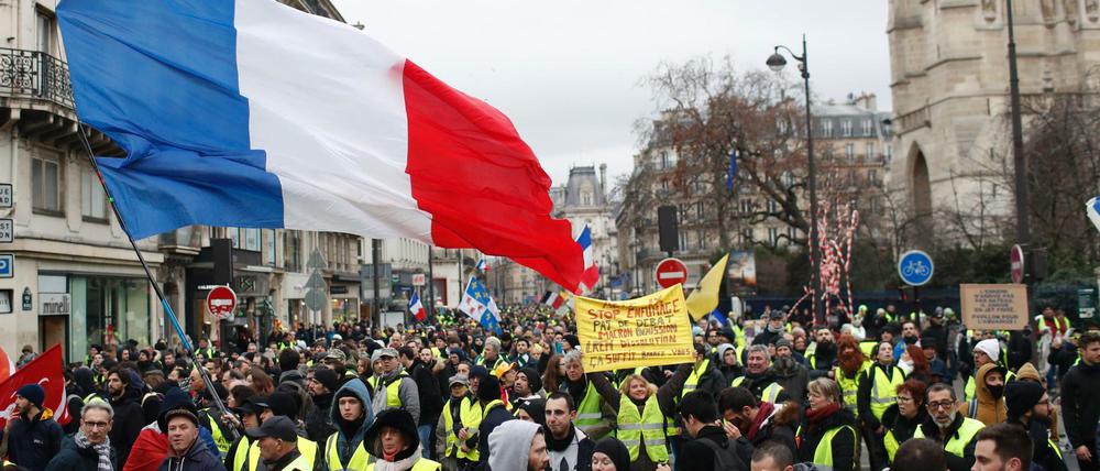 Teilnehmer einer "Gelbwesten"-Demonstration marschieren durch Paris. 