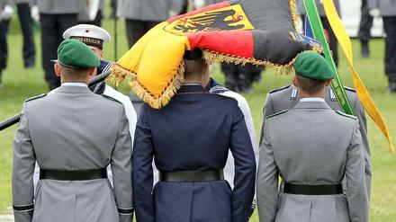 Rekruten der Bundeswehr wurden im Juli 2011 vor dem Reichstag vereidigt - zum ersten Mal waren es ausschließlich Freiwillige.