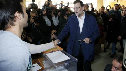 Der spanische Premierminister Mariano Rajoy gibt seine Stimme bei den Parlamentswahlen am Sonntag ab.