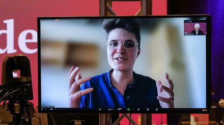 Anna-Nicole Heinrich ist bei der 13. Generalsynode der Evangelischen Kirche in Deutschland (EKD) auf einem Bildschirm zu sehen.