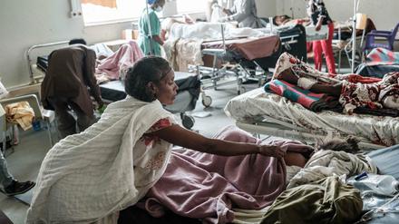 Nach dem Angriff eines äthiopischen Kampfjets auf einen Markt in der Stadt Togoga werden Überlebende in einer Klinik in Mekelle behandelt.