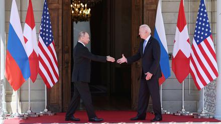 Russlands Präsident Wladimir Putin (l.) und US-Präsident Joe Biden treffen sich zu einem Russland-USA-Gipfel in der Villa La Grange.