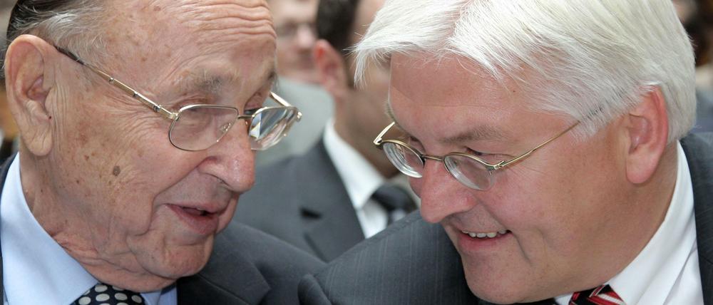Außenpolitiker im Gespräch: Hans-Dietrich Genscher und Frank-Walter Steinmeier 2007 bei einer Buchvorstellung in Berlin.