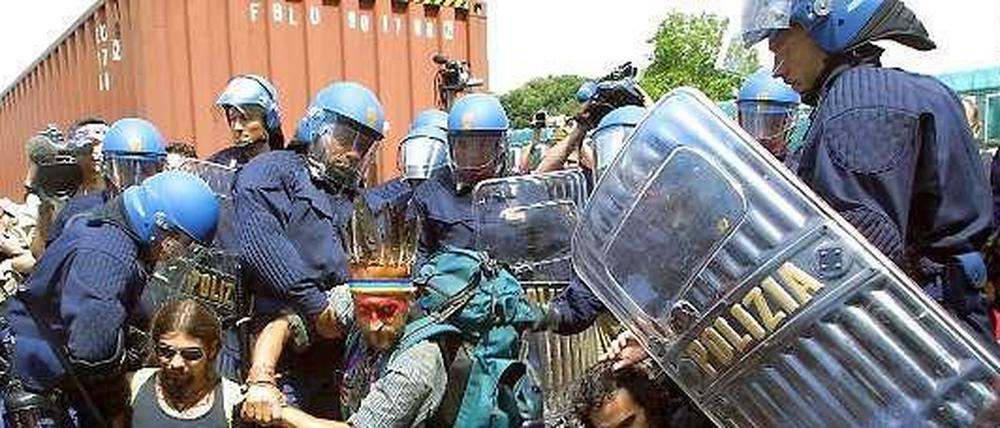 Polizisten und Demonstranten beim G8-Gipfel in Genua 2001
