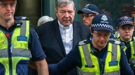 George Pell (Mitte), bisheriger Finanzchef des Vatikans, verlässt das Gericht in Australien. Der Kardinal muss sich wegen Missbrauchsvorwürfen stellen.