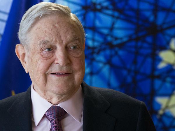 George Soros in Brüssel. „STOP Soros“ spielt auf den liberalen US-Milliardär an.