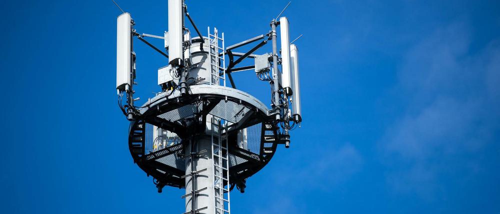 Mangelware: Ein Mast mit verschiedenen Antennen von Mobilfunkanbietern.