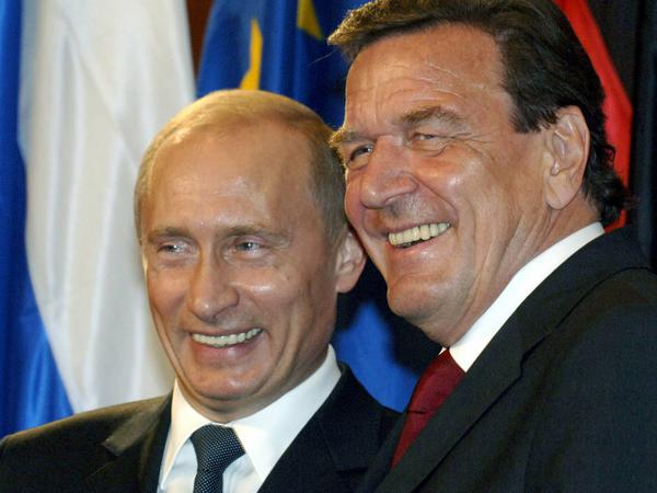 Lachten oft um die Wette: Gerhard Schröder und Wladimir Putin in besseren Tagen, hier 2005 bei der Unterzeichnung des Vertrags über den Bau der Gaspipeline.