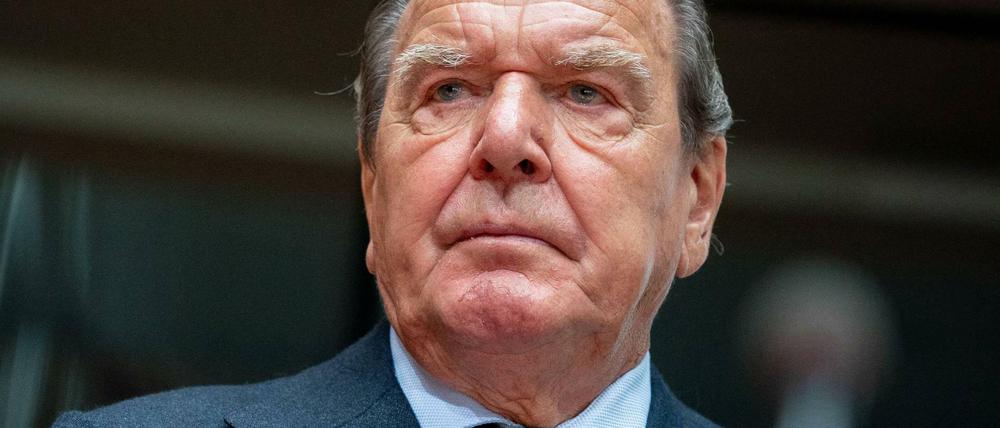 Gerhard Schröder, ehemaliger Bundeskanzler, wird für sein Engagement in russischen Staatskonzernen stark kritisiert. 