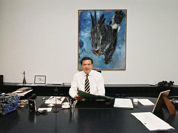 Vergangene Zeiten: Bundeskanzler Gerhard Schröder an seinem Schreibtisch im Bundeskanzleramt. 