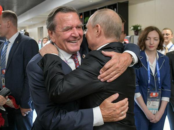 Die Nähe von Altkanzler Gerhard Schröder zu Russland und Präsident Wladimir Putin wird in der SPD inzwischen kritisch gesehen - hier die beiden im Jahr 2018. 