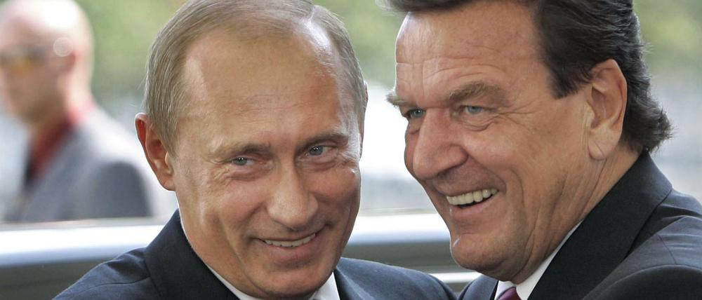 Der damalige Bundeskanzler Gerhard Schröder (r) und der russische Präsident Wladimir Putin begrüßen sich 2005 in Berlin. 