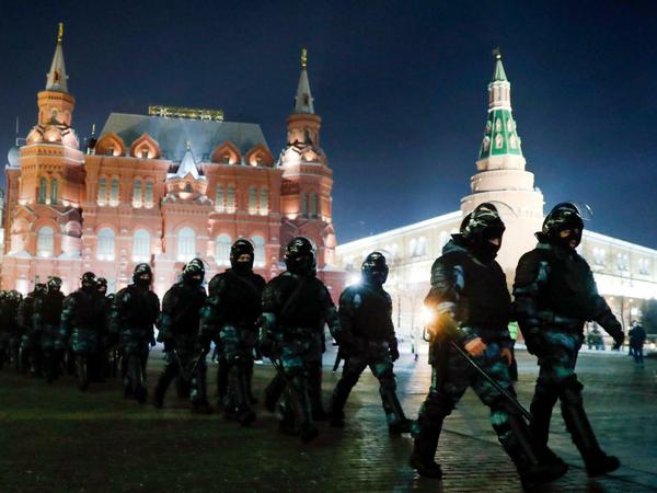 Mitglieder der russischen Nationalgarde versammeln sich am Dienstag auf dem Roten Platz, um eine Protestkundgebung zu verhindern. 