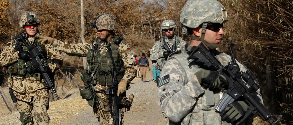 Deutsche Bundeswehr-Soldaten und US-Truppen auf einer gemeinsamen Mission in Afghanistan