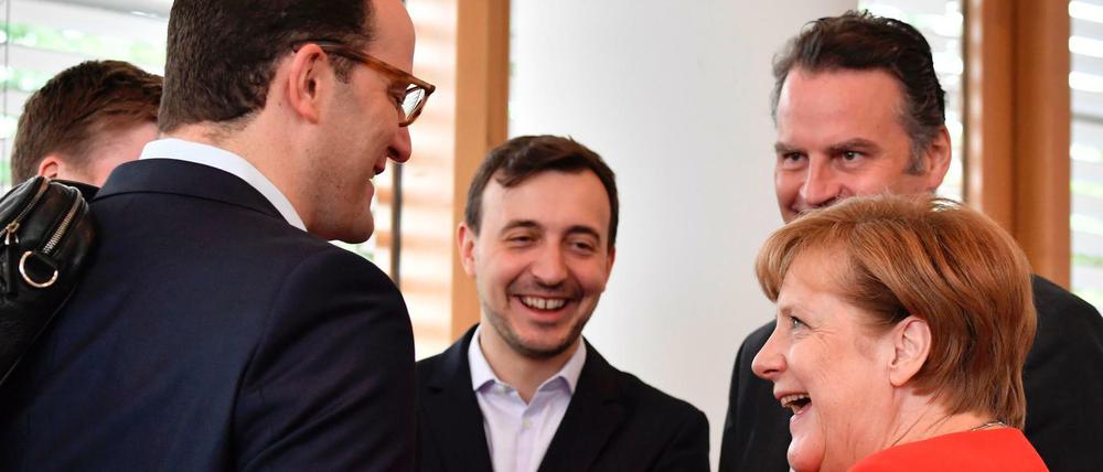 Gute Stimmung, aber noch kein Wahlprogramm: CDU-Chefin Angela Merkel spricht mit CDU-Vorstandsmitglied Jens Spahn (2.v.l.).