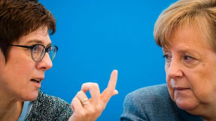 Bundeskanzlerin Angela Merkel (r) spricht mit CDU-Generalsekretärin Annegret Kramp-Karrenbauer. 