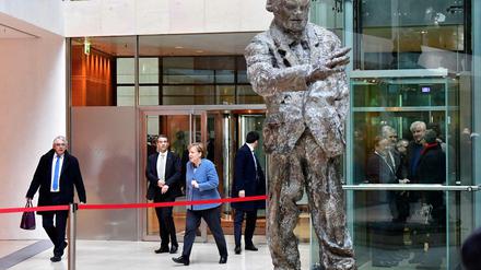 Zu Gast bei Willy Brandt: Die Unionsspitze - links CDU-Chefin Angela Merkel, rechts im Fahrstuhl CSU-Chef Horst Seehofer und CDU-Vize Armin Laschet - vberhandelt in der SPD-Parteizentrale über eine nächste große Koalition. 
