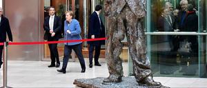 Zu Gast bei Willy Brandt: Die Unionsspitze - links CDU-Chefin Angela Merkel, rechts im Fahrstuhl CSU-Chef Horst Seehofer und CDU-Vize Armin Laschet - vberhandelt in der SPD-Parteizentrale über eine nächste große Koalition. 
