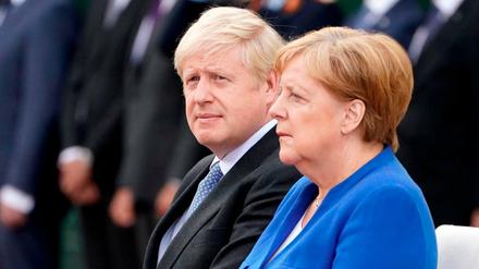 Versteinerte Mienen: Bundeskanzlerin Angela Merkel (r.) und der britische Premier Boris Johnson.