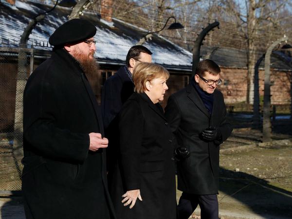 Kanzlerin Angela Merkel, Polens Premier Mateusz Morawiecki (r.) und der Direktor der KZ-Gedenkstätte Auschwitz Piotr Cywinski. 