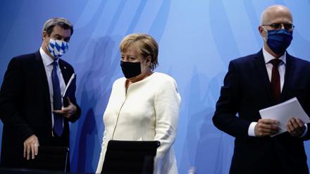 Markus Söder (l), Angela Merkel und Peter Tschentscher präsentieren die Ergebnisse des Corona-Gipfels.