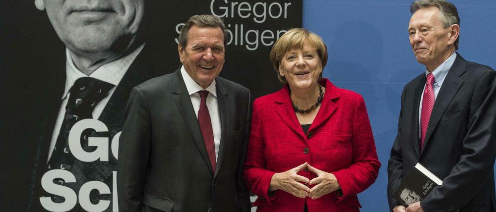 Ex-Kanzler Gerhard Schröder und Kanzlerin Angela Merkel mit dem Schröder-Biograf Gregor Schöllgen.