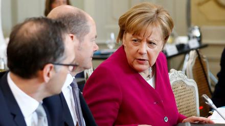 Kanzlerin Merkel mit Finanzminister Scholz und Außenminister Mass in Meseberg 