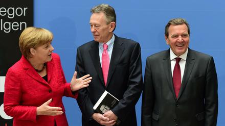 Gerhard Schröder mit seinem Biografen Gregor Schöllgen (Mitte) und Angela Merkel bei der Buchvorstellung.