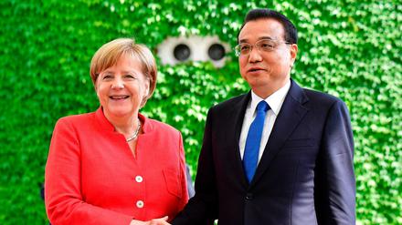 Bundeskanzlerin Angela Merkel begrüßt den chinesischen Premier Li Keqiang in Berlin.